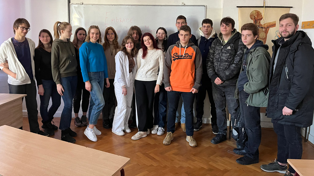 Belgrade High School Students In A “green Embrace”